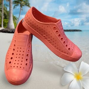 Native shoes pink Jefferson style shoes size 9 ladies 7 mens unisex